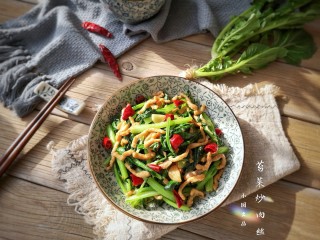 15、苔菜炒肉丝,出锅装盘。