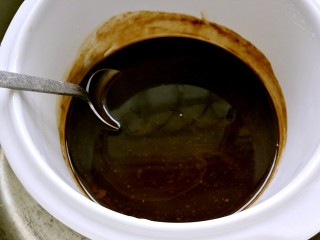 5、滋阴养血阿胶糕,隔水炖一个半小时，至阿胶完全融化。