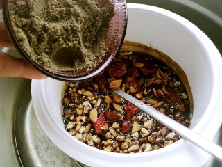 9、滋阴养血阿胶糕,倒入黑芝麻山药薏米粉