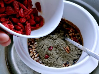 10、滋阴养血阿胶糕,倒入红枣碎