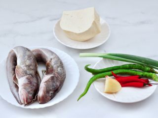 1、啤酒酱香海鲶鱼豆腐,首先备齐所有的食材。