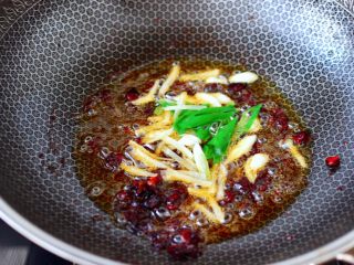 6、啤酒酱香海鲶鱼豆腐,放入黄豆酱炒香，加入葱姜爆出香味。