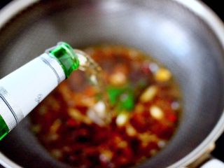 7、啤酒酱香海鲶鱼豆腐,这个时候倒入啤酒。