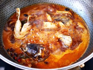 10、啤酒酱香海鲶鱼豆腐,大火烧开后。