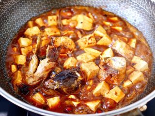 12、啤酒酱香海鲶鱼豆腐,盖上锅盖焖20分钟左右。