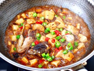 13、啤酒酱香海鲶鱼豆腐,看见锅中汤汁浓稠时，加入小米辣和青荆条。