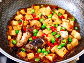 14、啤酒酱香海鲶鱼豆腐,大火烧开即可关火。