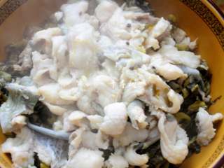 17、快手酸菜鱼 鱼肉鲜嫩酸菜爽口的宴客硬菜,鱼片码放到酸菜上。