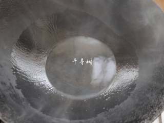 20、快手酸菜鱼 鱼肉鲜嫩酸菜爽口的宴客硬菜,锅内放一大勺油烧热，油热后全部浇到花椒上，花椒和辣椒的香味一下子就被激发出来了。