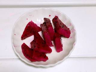 1、火龙果溶豆,火龙果切小块。