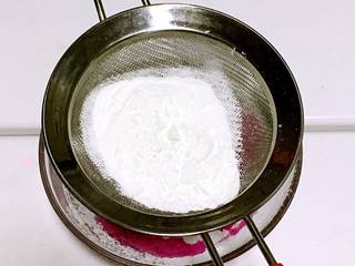 2、火龙果溶豆,.往火龙果汁里筛入玉米淀粉。