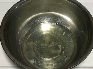 5、火龙果溶豆,蛋清装到无水无油的容器里。