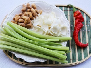 1、美食丨西芹百合炒腰果，秋季养生健康菜代表～,西芹200g、百合30g、腰果30g、红椒1个、盐、植物油、糖适量。