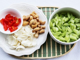 2、美食丨西芹百合炒腰果，秋季养生健康菜代表～,百合切去头尾分开数瓣，西芹斜切断，红椒切小块。 