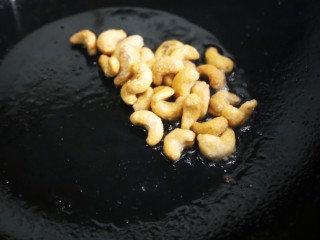 3、美食丨西芹百合炒腰果，秋季养生健康菜代表～,锅内下2大匙油，冷油小火放入腰果炸至酥脆捞起放凉。