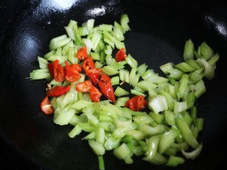 4、美食丨西芹百合炒腰果，秋季养生健康菜代表～,将油倒出一半，剩下的油烧热放入西芹和红椒，大火翻炒约1分钟。