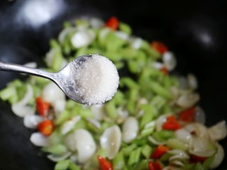 6、美食丨西芹百合炒腰果，秋季养生健康菜代表～,加盐，砂糖大火翻炒约1分钟。