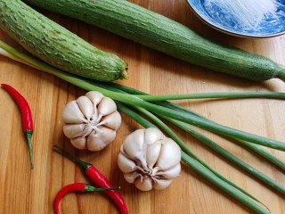 1、蒜蓉蒸丝瓜,准备所需食材。