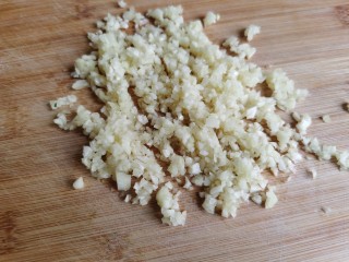 2、蒜蓉蒸丝瓜,大蒜去皮，切成蒜末。