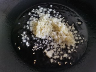 3、蒜蓉蒸丝瓜,炒锅放油，放入蒜末，用小火不停地翻炒。蒜末不要全部放入，留下一半待用。