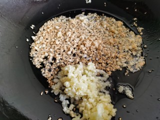 4、蒜蓉蒸丝瓜,炒至蒜末微微发黄时，加入剩下的一半蒜末，拌匀后关火。