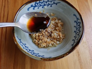 5、蒜蓉蒸丝瓜,将炒好的蒜末放入小碗里，加入一勺蒸鱼豉油。