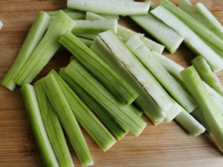 8、蒜蓉蒸丝瓜,切成大约六七厘米的长条。