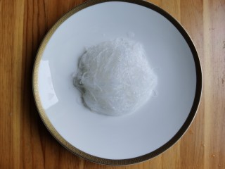 9、蒜蓉蒸丝瓜,粉丝煮软放入盘中。