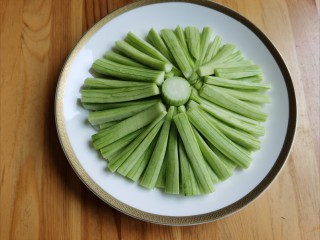 10、蒜蓉蒸丝瓜,将切好的丝瓜条摆放在粉丝上面。