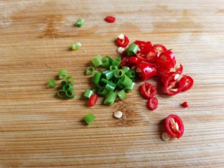 12、蒜蓉蒸丝瓜,辣椒和香葱切碎。