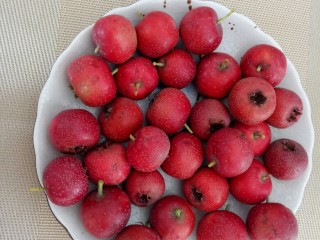 1、#山楂球#,买的山楂放在盘子里，把山楂上的杆都拔掉。