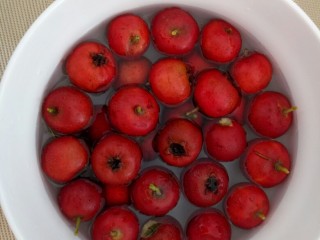 2、#山楂球#,用清水洗一下，多洗几遍。