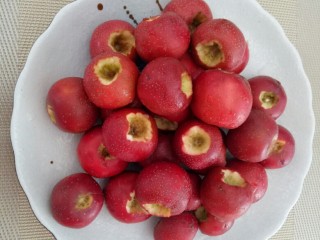 3、#山楂球#,用刀把中间核挖出来。