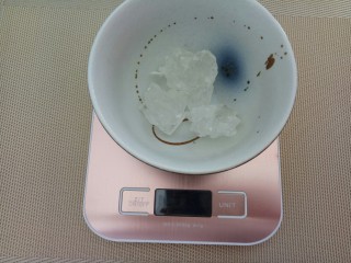 5、#山楂球#,用称称出50g冰糖，备用。