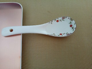 9、#山楂球#,往汤勺倒入半勺白醋.备用。