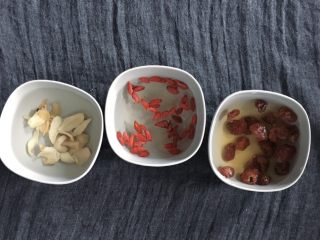 3、养颜银耳羹,桂圆/百合/枸杞清水洗净备用