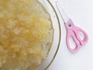 7、养颜银耳羹,继续泡10分钟左右