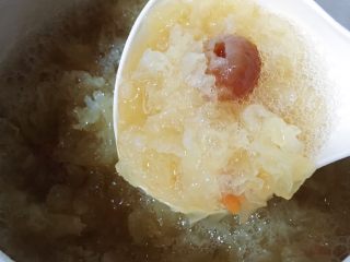 15、养颜银耳羹,冰糖溶化就可以关火出锅啦