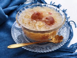 16、养颜银耳羹,熬好的银耳羹可以趁热喝也可以放入冰箱冰镇后食用