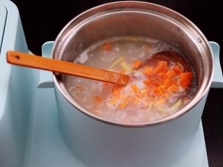 11、养生又养胃的生滚杂蔬鱼片粥,这个时候加入提前切碎的胡萝卜和姜丝，继续用小火炖煮5分钟左右。