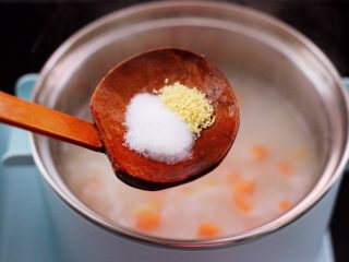 14、养生又养胃的生滚杂蔬鱼片粥,加入适量盐和鸡精调味。