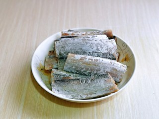 2、红烧糖醋带鱼,带鱼洗干净，剪小段。