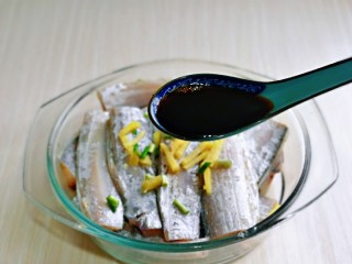 3、红烧糖醋带鱼,放入器具中，加入切好的葱姜，生抽，蚝油，料酒，再按个人口味加入盐。