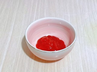 6、红烧糖醋带鱼,番茄酱放入碗中。