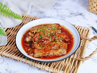 11、红烧糖醋带鱼,盛出装盘，撒上熟白芝麻，葱花。