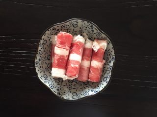 1、酸汤肥牛,准备肥牛卷