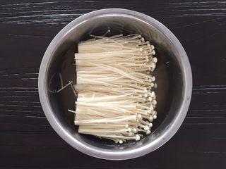 2、酸汤肥牛,金针菇泡水半小时，水中放少许盐