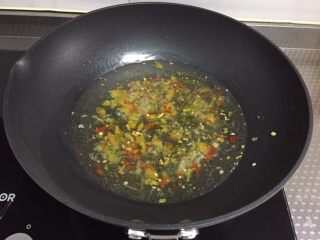 7、酸汤肥牛,加入一大碗开水