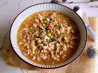 11、酸汤肥牛,将煮好的肥牛浇在金针菇上