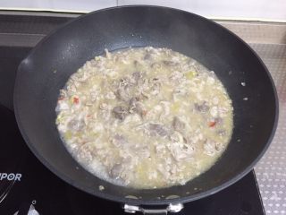 10、酸汤肥牛,撒盐，搅匀